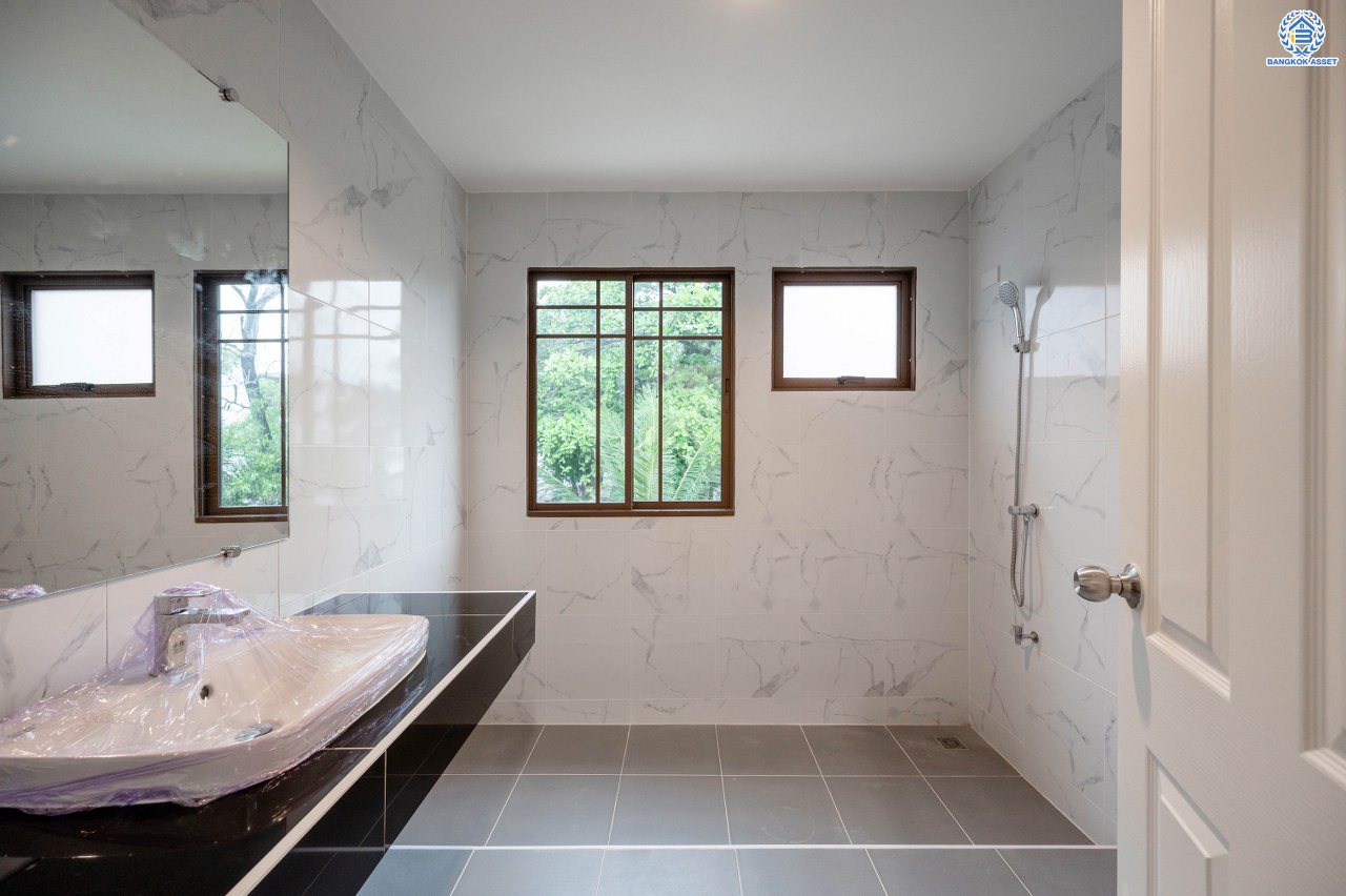 บ้านมือสองตกแต่งใหม่ จากแบรนด์ Sansiri โครงการ เศรษฐสิริ วงแหวน-สุขาภิบาล2 บ้านเดี่ยวหลังมุม เนื้อที่ 70.10 ตร.ว. พื้นที่ใช้สอย 166.20 ตร.ม. ฟังก์ชัน 3 ห้องนอน 3 ห้องน้ำ 1 ห้องแม่บ้าน 2 ที่จอดรถ ติดถนนใหญ่เสรีไทย ใกล้จุดขึ้นทางด่วน "วงแหวน-กาญจนาภิเษก" และ ใกล้รถไฟฟ้าสายสีชมพู "สถานีนพรัตน์"...